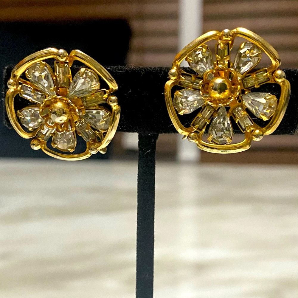 Jewels by Julio vintage clip on screw back earrings 🔥